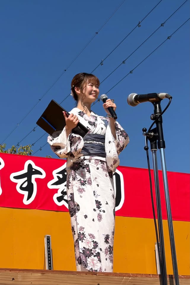 浴衣姿でマイクを持つふんいきあみ